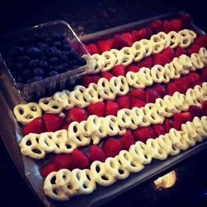 Patriotic Snack Platter // yogurt pretzels, strawberries & blueberresSource Amy Ricker